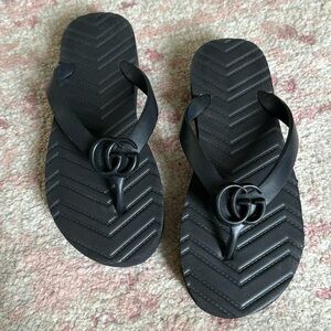 Gucci Black Sandals with GG Logo and Molded Rubber Design can’t authenticate
